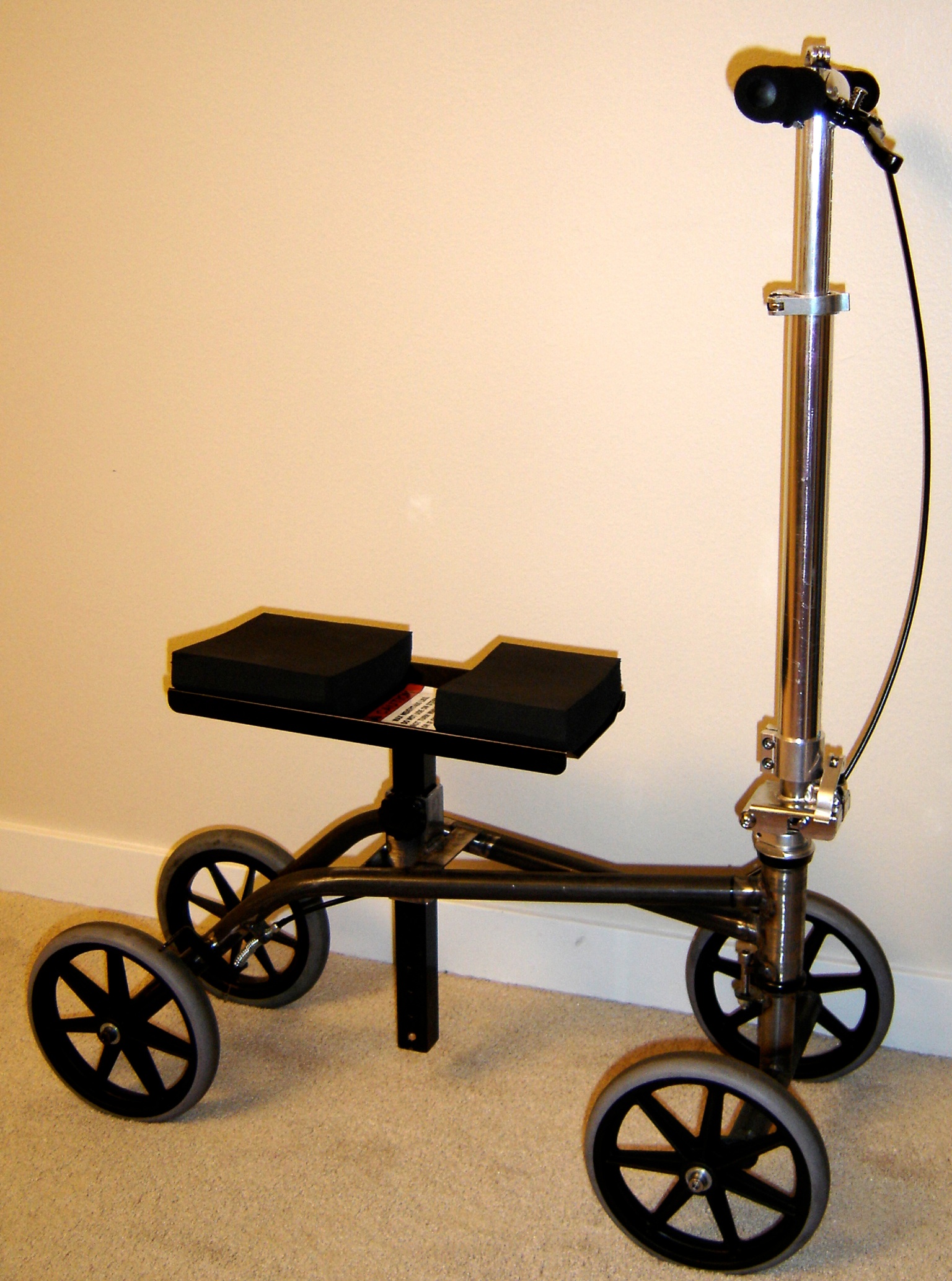 Knee scooter places full body weight on the knee joint during non-weight-bearing recovery — designed by Joel Smith in 2006